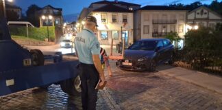 Carro espanhol desgovernado embate em gradeamento